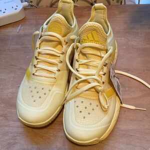 Yellow Adizero Ubersonic 4 Size us women’s 6. NWT